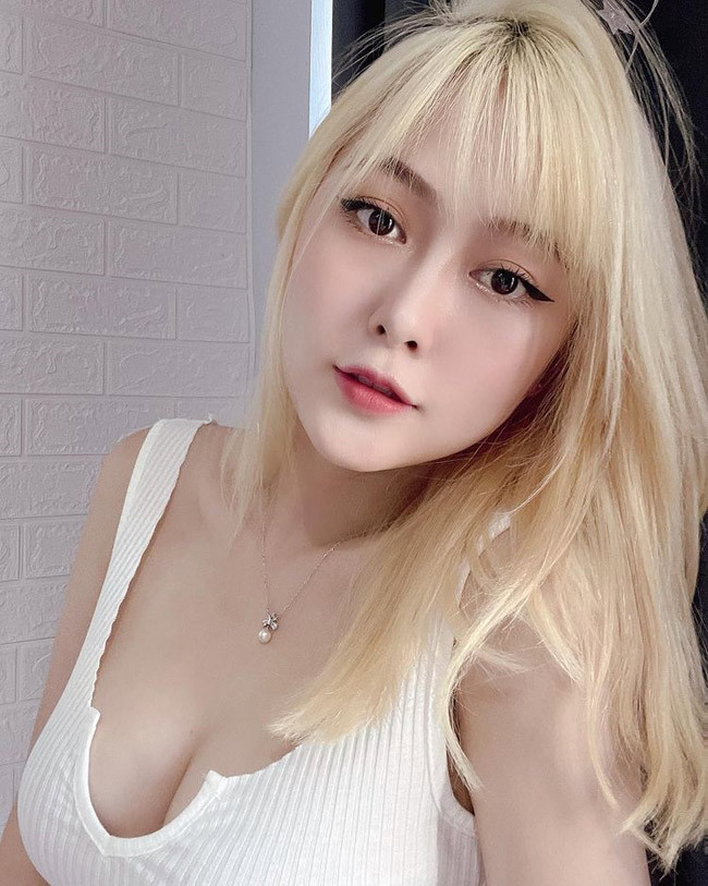 Ngay cả khi mặc trang phục đơn giản hay những trang phục ở nhà, vẻ đẹp hình thể của nàng hot girl 9x vẫn nổi bật.