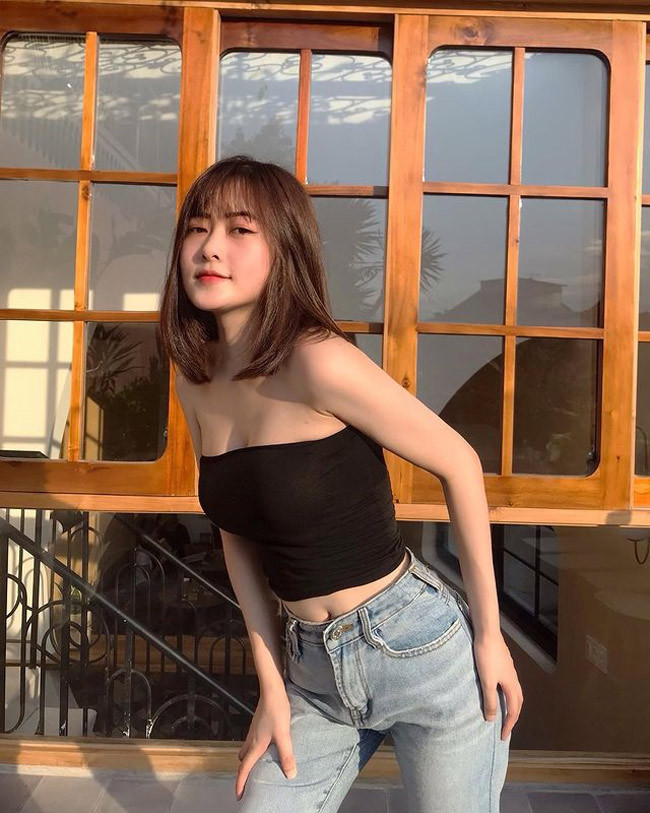 Cô không ngại diện trang phục khoe vóc dáng nuột nà và đăng tải lên trang cá nhân. Mỗi bức ảnh của Trà My đều nhận về tương tác lớn.