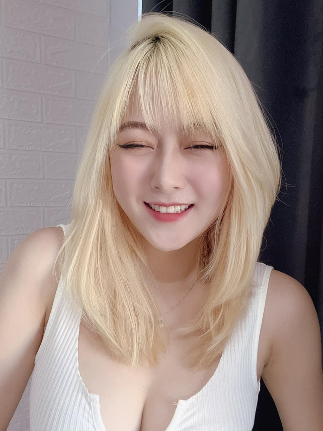 Gái xinh này sinh năm 1998, đến từ Huế. Được biết, cô nàng là cựu sinh viên trường Đại học Kinh tế Huế.