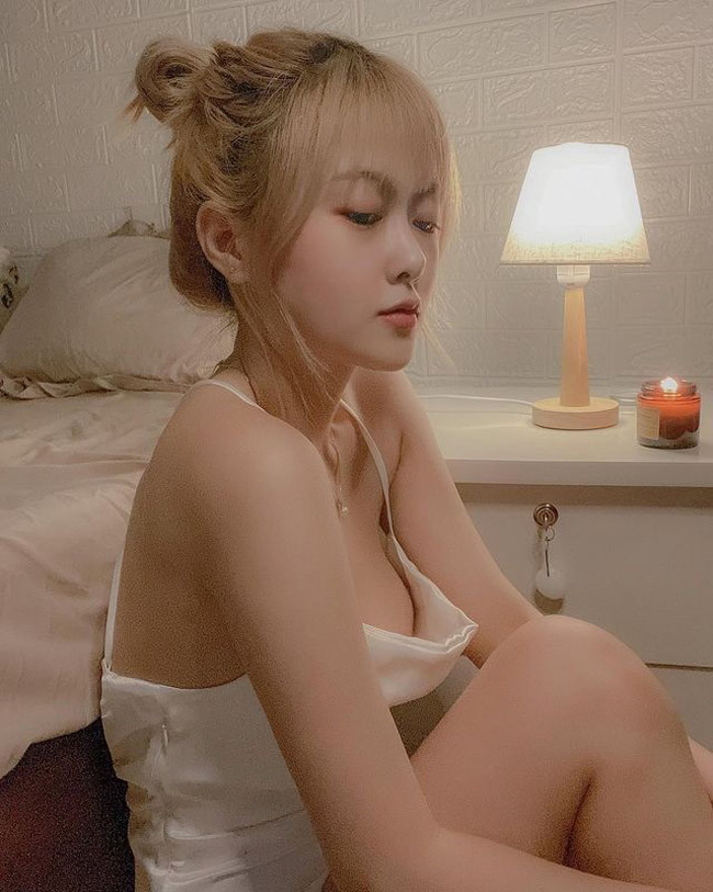 Vóc dáng của cô nàng cũng "không phải dạng vừa", vậy nên Trà My thường ưa chuộng trang phục bó sát, làm tôn đường cong cơ thể.