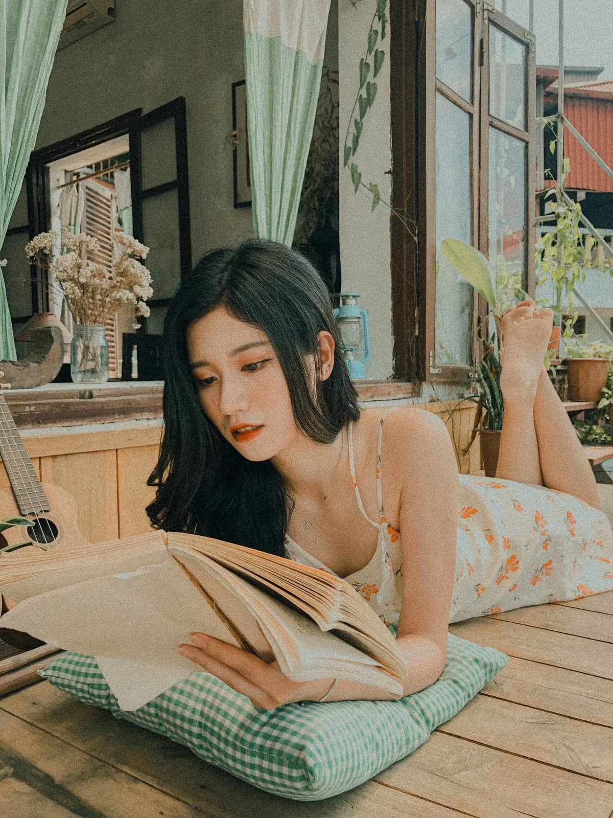 Bên cạnh việc học tập, Á khôi Đại học Kinh tế quốc dân còn tham gia rất nhiều các hoạt động ngoại khóa từ cấp 3 đến đại học.