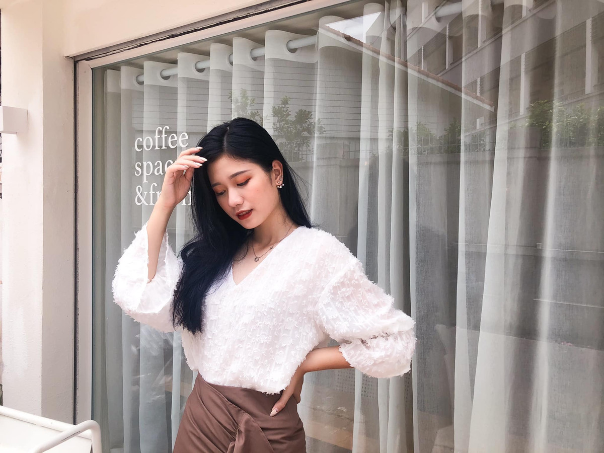 Dù trang điểm nhẹ nhàng nhưng Khánh Chi vẫn xinh đẹp rạng ngời.