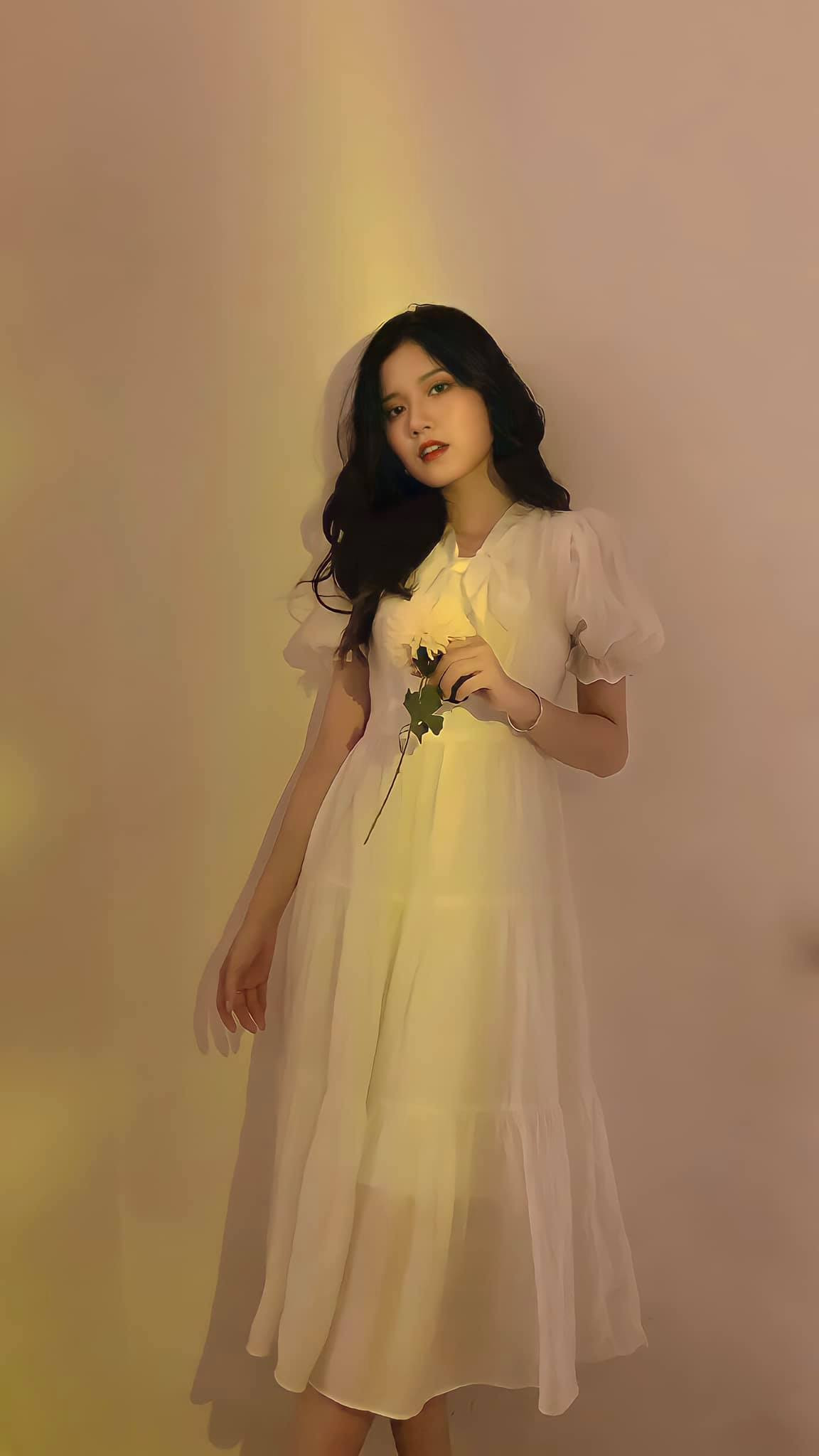 Nàng hot girl xinh đẹp này luôn gây ấn tượng với người đối diện khi sở hữu nhan sắc say lòng người.