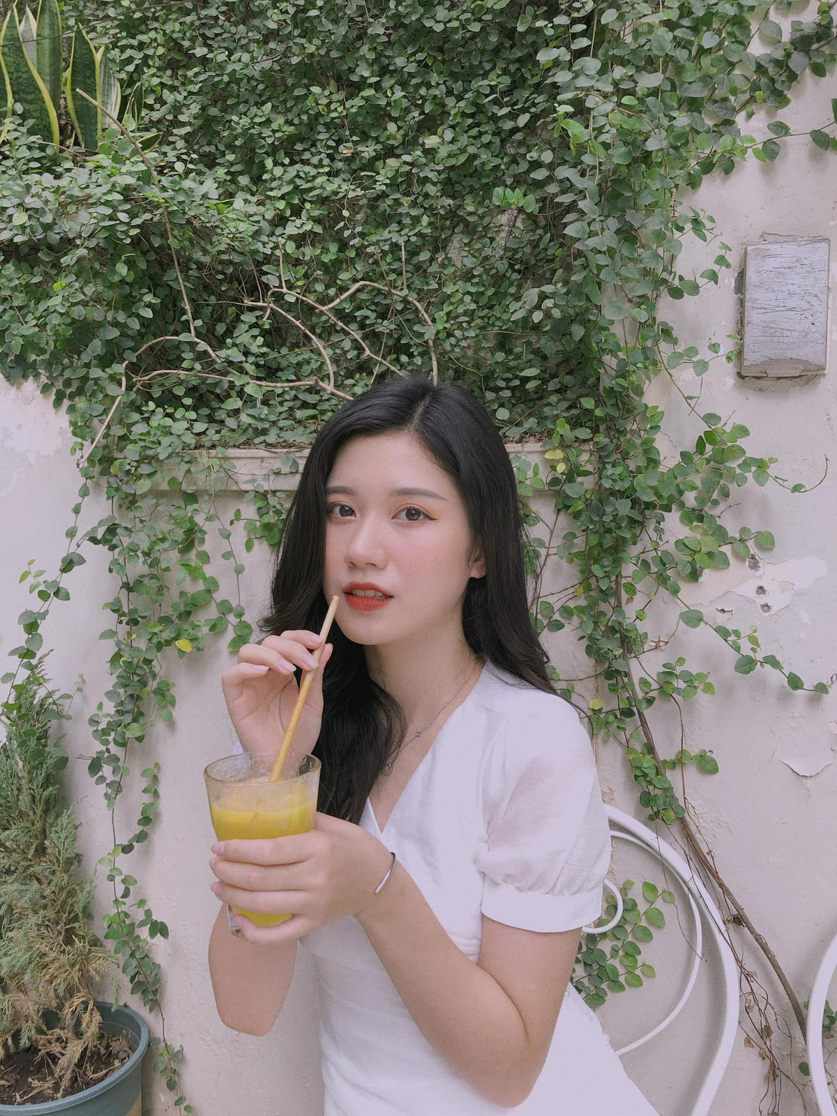 Khuôn mặt xinh xắn với nhiều nét thơ ngây, cô gái trẻ trở thành tâm điểm chú ý của cộng đồng mạng.