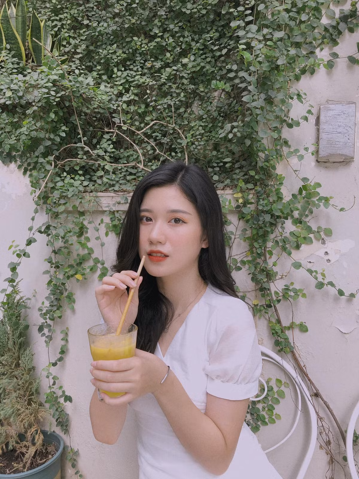 Khuôn mặt xinh xắn với nhiều nét thơ ngây, cô gái trẻ trở thành tâm điểm chú ý của cộng đồng mạng.