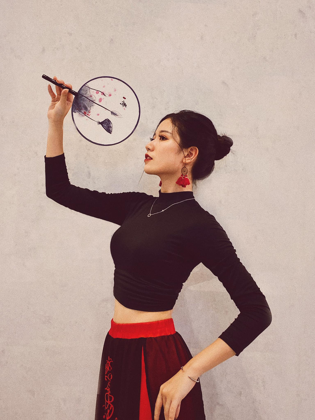 Khánh Chi đang là Đội phó Đội văn nghệ Đại học Kinh tế quốc dân - Tổ đội thành lập đầu tiên và có tuổi đời lớn nhất tại trường.