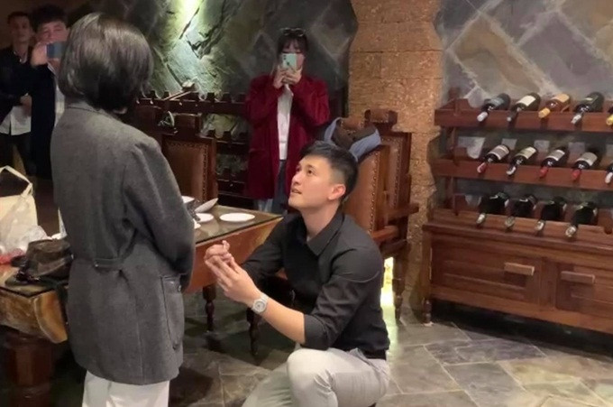 Trước bài tố của L.V, Huỳnh Anh bị gọi tên vì từng cầu hôn bạn gái cách đây không lâu.