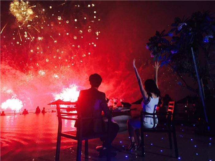 Cvào giữa năm 2017 cặp đôi Huỳnh Anh - Hoàng Oanh chính thức chia tay sau 3 năm chung đường. Tuy nhiên, sự việc chưa kịp "nguội" thì cư dân mạng đã lập tức nhìn thấy hình ảnh chàng trai này đang sánh đôi bên "gái lạ".