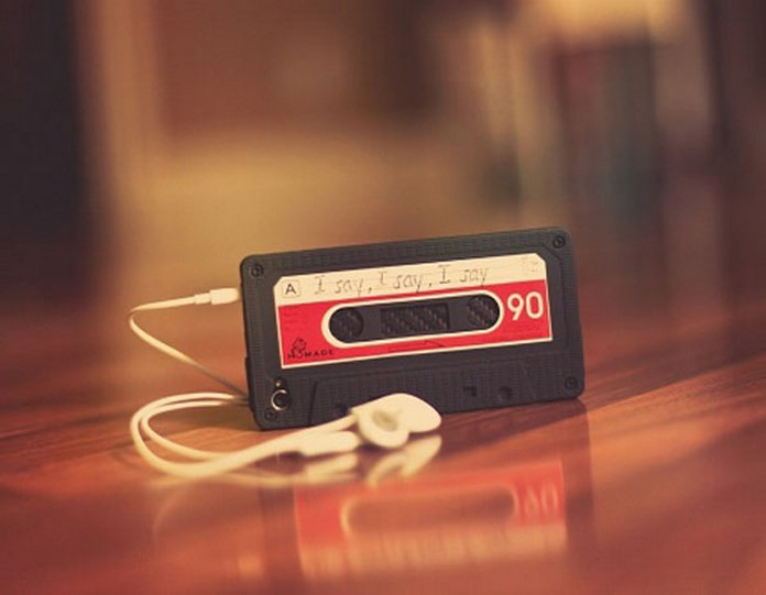 Đây là dạng băng được thu tiếng trước, nhưng có điểm "khó chịu" mà bất kỳ thế hệ 8X, 9X nào cũng từng gặp phải khi sử dụng là khó tua đi, tua lại và dễ bị bung băng từ trường bên trong.