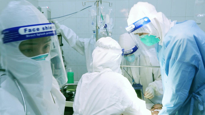 Không chỉ chữa bệnh và điều trị cho bệnh nhân, những y bác sĩ ở đây còn không ngừng động viên các sản phụ cố gắng chiến thắng dịch bệnh.