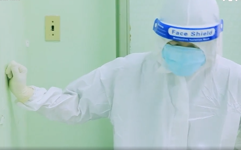 Gần 60 phút, phóng sự VTV không có bất cứ một lời bình nào mà chỉ xuất hiện những hình ảnh nối tiếp nhau chạy. Dù vậy, chỉ qua hành động của các y bác sĩ và hành trình giành lại sự sống của sản phụ nhiễm COVID-19 cũng đủ khiến người xem rưng rưng nước mắt.