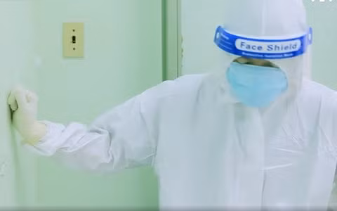 Gần 60 phút, phóng sự VTV không có bất cứ một lời bình nào mà chỉ xuất hiện những hình ảnh nối tiếp nhau chạy. Dù vậy, chỉ qua hành động của các y bác sĩ và hành trình giành lại sự sống của sản phụ nhiễm COVID-19 cũng đủ khiến người xem rưng rưng nước mắt.