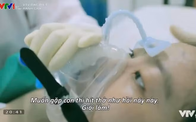 Đó là hình ảnh chiếc điện thoại bàn không ngơi nghỉ, để phục vụ những cuộc gọi cấp bách liên tiếp. Những sản phụ mắc COVID-19 khi vào điều trị tại đây đều không có người thân bên cạnh chăm sóc.