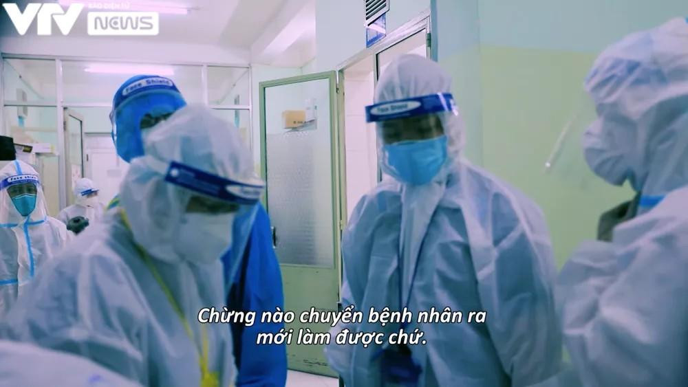 Cả phóng sự là một màu trắng toát của giường bệnh, của đồ bảo hộ, là những âm thanh gấp gáp trong cuộc chiến giành sự sống cho các sản phụ.