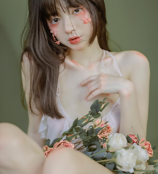 Kim Chi là một mẫu ảnh có tiếng, thường nhận được lời mời chụp ảnh từ các hãng thời trang lớn.