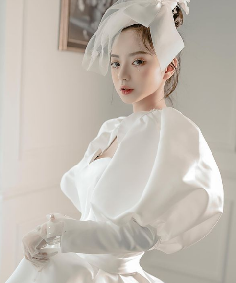 Kể từ khi nổi tiếng đến nay, Kim Chi luôn gây ấn tượng bởi phong cách thay đổi liên tục, nhan sắc ngày càng xinh đẹp hơn.