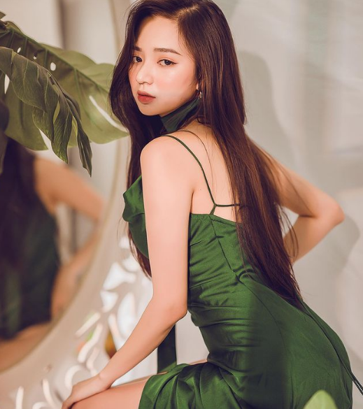 Với hàng trăm nghìn lượt theo dõi trên trang cá nhân, mỗi bức ảnh cô đăng tải đều thu hút vài nghìn lượt "thả tim".