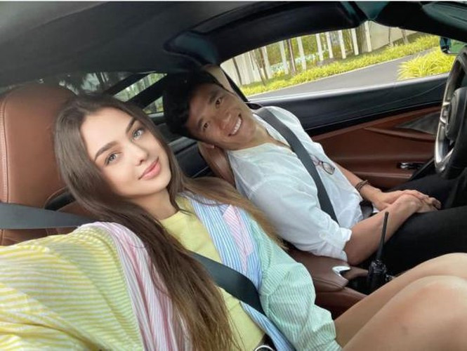 Kể từ khi có mối tình đẹp với nàng mẫu Tây Dianka Zakhidova, chàng thủ môn càng được chú ý hơn. Những khoảnh khắc cực tình cảm của họ luôn khiến netizen "nổ mắt" ghen tị.