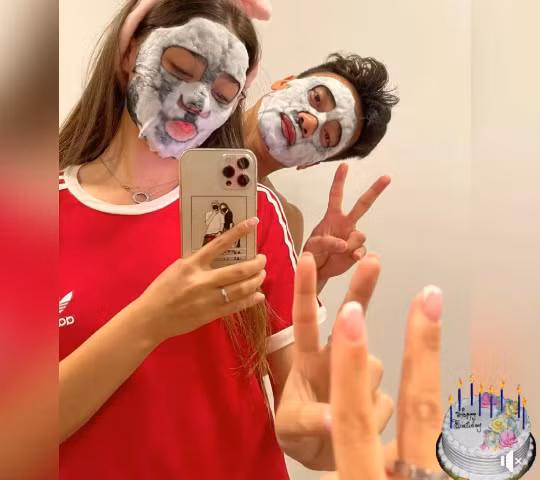 Bạn gái Bùi Tiến Dũng và chàng thủ môn hẹn hò năm 2020. Người mẫu chân dài thường xuyên xuất hiện trong các sự kiện gia đình của thủ môn và đến sân cổ vũ anh thi đấu.