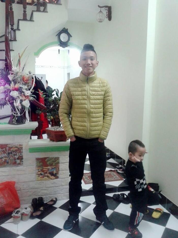 Đó cũng chính là lý do mà phía dưới bức ảnh ngày ấy, netizen đã để lại hàng loạt bình luận xuýt xoa: "Ôi chồng em đẹp trai từ bé", "Nhìn đáng yêu phết nhờ",...