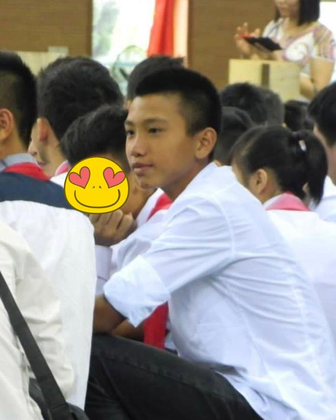 Thời còn cắp sách tới trường, vì phải tập tành ngoài sân bóng từ bé nên Văn Hậu ngày đó có làn da đen nhẻm.