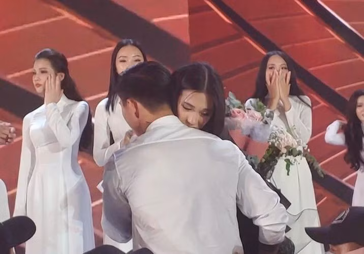 Sau khi tìm được 1001 bằng chứng hẹn hò, người hâm mộ cứ háo hức chờ "bạn gái tin đồn" Đoàn Văn Hậu và chàng cầu thủ công khai nhưng rất tiếc là cho tới nay, cả hai vẫn quyết định giữ im lặng.