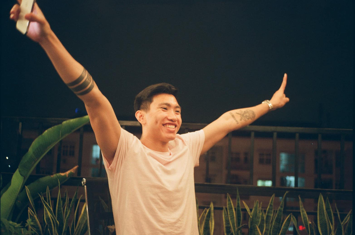 Đó chỉ là ảnh Văn Hậu thời "trẻ trâu", còn Văn Hậu của hiện tại rất vạm vỡ với chiều cao 1m85, cơ bắp cuồn cuộn và phong độ thi đấu nổi trội.