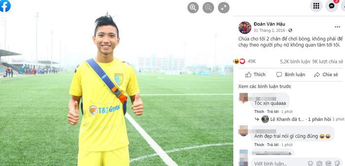 Hình ảnh quả đầu "chất phát ngất" của Văn Hậu thời trẻ cũng từng là, náo loạn mạng xã hội. Thời điểm này, chàng cầu thủ sinh năm 1999 vẫn chưa trổ mã, thân hình còn gầy, nhỏ và gu thời trang vẫn chưa được định hướng.