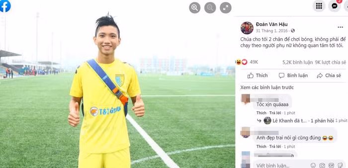 Hình ảnh quả đầu "chất phát ngất" của Văn Hậu thời trẻ cũng từng là, náo loạn mạng xã hội. Thời điểm này, chàng cầu thủ sinh năm 1999 vẫn chưa trổ mã, thân hình còn gầy, nhỏ và gu thời trang vẫn chưa được định hướng.