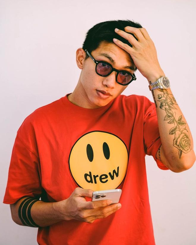 Dẫu vậy nụ cười rạng rỡ cùng gương mặt dễ thương của Văn Hậu vẫn cực kì nổi bật.