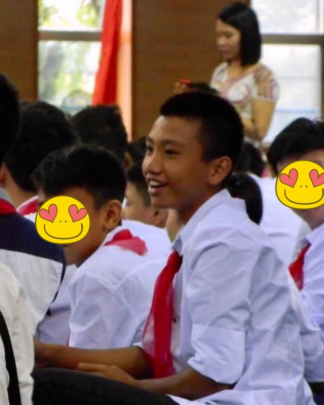 Trên trang cá nhân của mình, cầu thủ Đoàn Văn Hậu đăng ảnh mặc sơ mi trắng đi khai giảng. Chú thích cho bức ảnh của mình, chàng quốc dân viết đơn giản: "Khai giảng năm học mới".