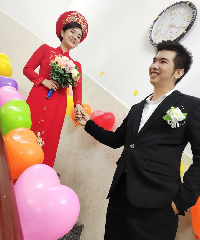 Cũng như cô dâu Ngọc Diệp, cặp đôi Lê Thị Thủy Trang (27 tuổi) và chú rể Võ Hoàng Nguyên (27 tuổi) cũng có đám cưới online "độc nhất vô nhị" vì ở gần khu vực phong tỏa phòng dịch COVID-19.