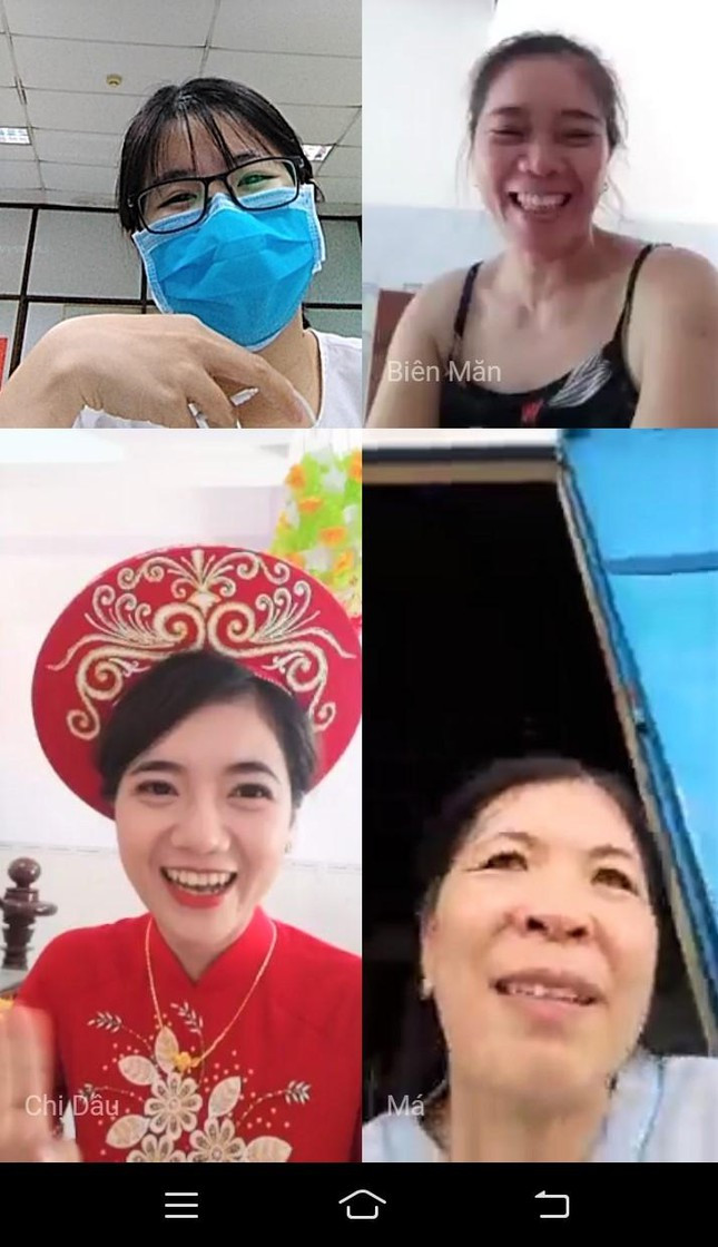 Cô dâu Thủy Trang là điều dưỡng tại BV Nguyễn Tri Phương (Q.5), do dịch bệnh bùng phát ngoài dự kiến, thay vì dời đám cưới nhưng với mong muốn được “về một nhà” tiện chăm sóc nhau trong mùa dịch, chú rể đã thuyết phục hai bên nội ngoại tổ chức đám cưới online và được đồng ý.