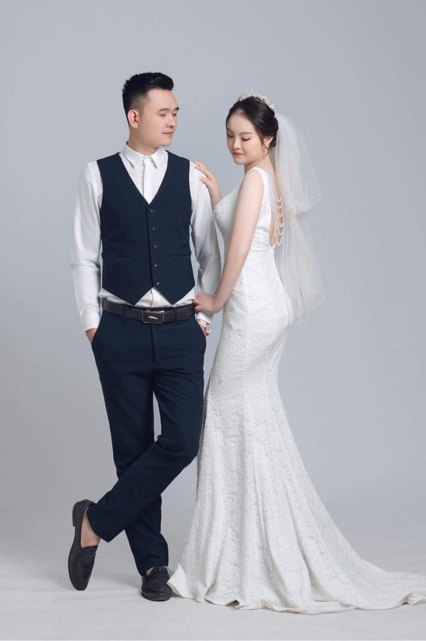 Sau khi hoàn thành nhiệm vụ nơi tuyến đầu chống dịch, hoàn thành cách ly Công cầu hôn Hà lần thứ 2 và nhận được cái gật đầu từ cô. Cặp đôi sau đó đã tổ chức đám cưới sau 5 tháng phải hoãn do tình hình dịch bệnh. Ảnh: Tổng hợp