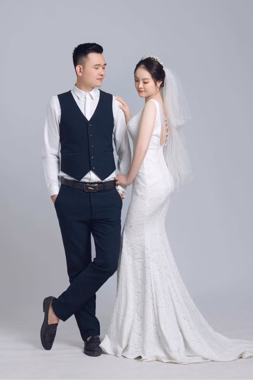 Sau khi hoàn thành nhiệm vụ nơi tuyến đầu chống dịch, hoàn thành cách ly Công cầu hôn Hà lần thứ 2 và nhận được cái gật đầu từ cô. Cặp đôi sau đó đã tổ chức đám cưới sau 5 tháng phải hoãn do tình hình dịch bệnh. Ảnh: Tổng hợp