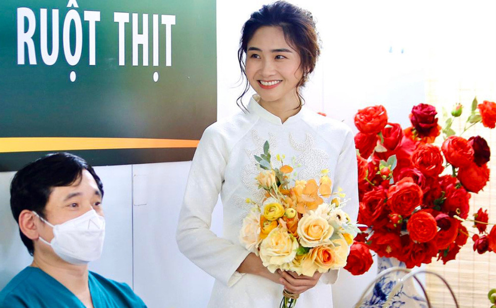 Đám cưới đặc biệt trong viện dã chiến của Ngọc Diệp nơi tuyến đầu chống dịch đã lan tỏa mạnh mẽ trên MXH. Nhiều người đã gửi đến cô những lời chúc tốt đẹp, mong dịch sớm yên để tất cả quay về cuộc sống bình thường.
