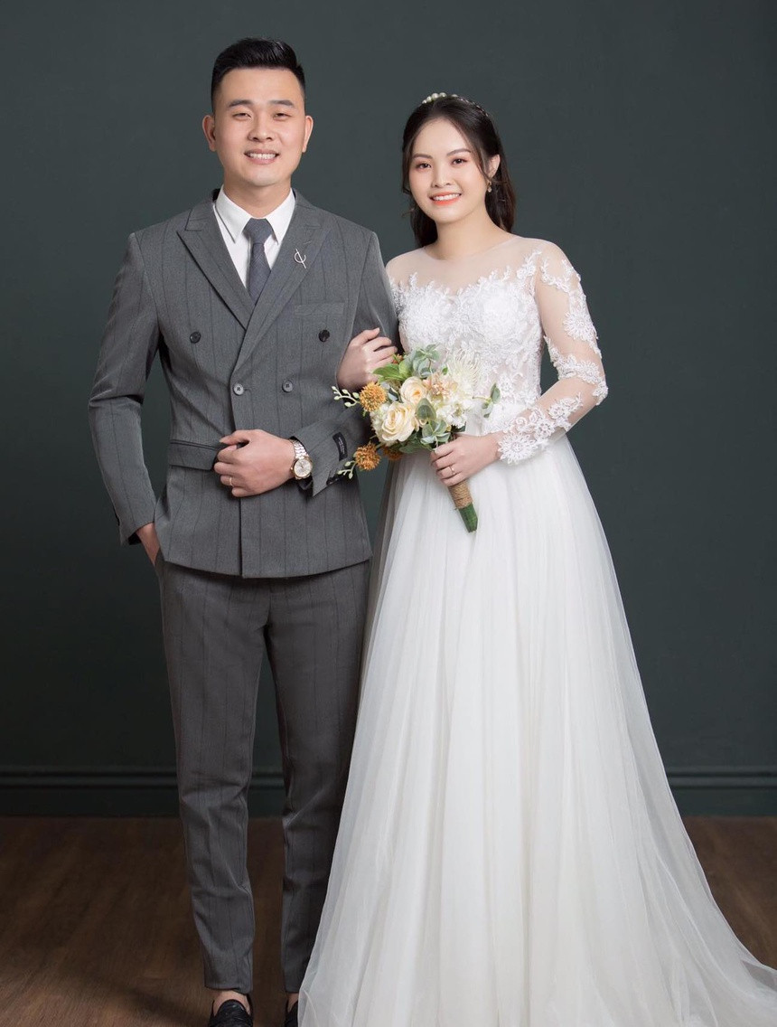 May mắn hơn hai cặp đôi trên, anh Nguyễn Hữu Công (sinh năm 1994) và Nguyễn Thị Hà (sinh năm 1995) đã được tổ chức đám cưới đúng nghĩa sau 5 tháng hoãn để vào Đà Nẵng chống dịch.