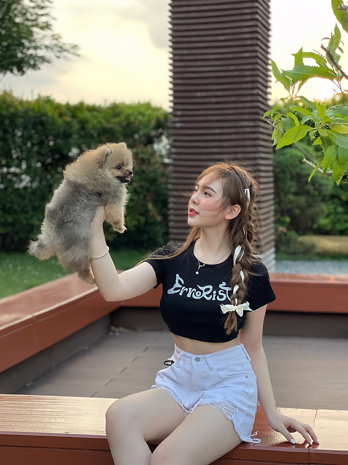 Nàng hot girl 10X không ngại diện các bộ váy quyến rũ ôm sát. Dù không sở hữu chiều cao lý tưởng, "hot girl tiểu học" một thời vẫn được đánh giá cao ở thân hình cân đối, hút mắt.