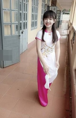 Sở hữu gương mặt bầu bĩnh, dễ thương cùng nụ cười duyên, Huyền Châu được mệnh danh là " hot girl tiểu học" dù khi đó là học sinh lớp 9.