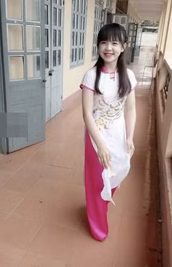 Sở hữu gương mặt bầu bĩnh, dễ thương cùng nụ cười duyên, Huyền Châu được mệnh danh là " hot girl tiểu học" dù khi đó là học sinh lớp 9.