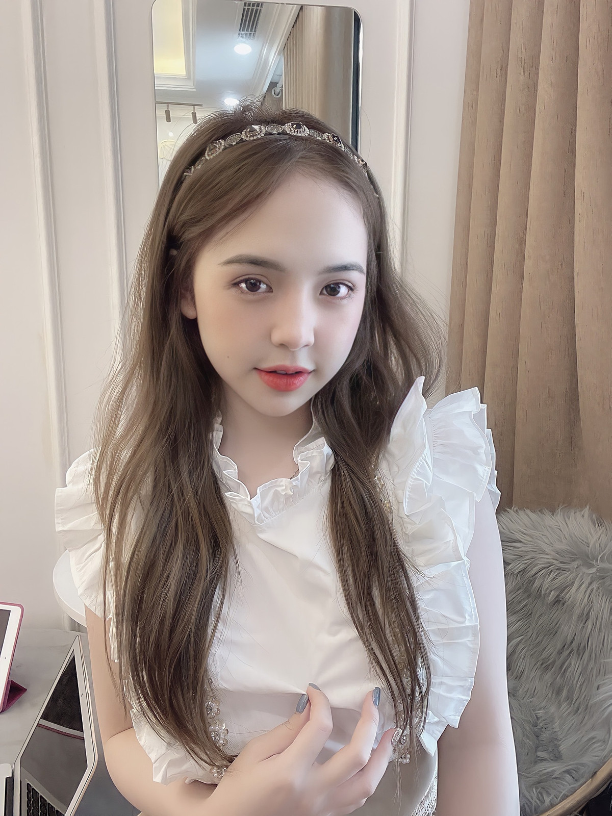 "Hot girl tiểu học" thừa nhận, cô nàng đã can thiệp "dao kéo", chỉnh sửa môi, mũi và căn chỉnh lại gương mặt để có nhan sắc như hiện tại. Ảnh: FBNV