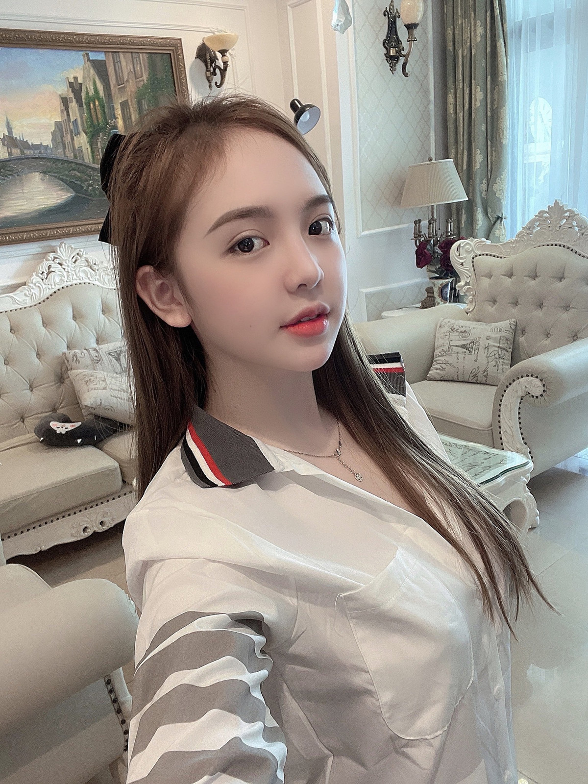 Cô nàng "lột xác" ngoại hình một cách ngoạn mục sau khi dậy thì. Huyền Châu sở hữu gương mặt xinh như búp bê, vóc dáng vô cùng nóng bỏng.