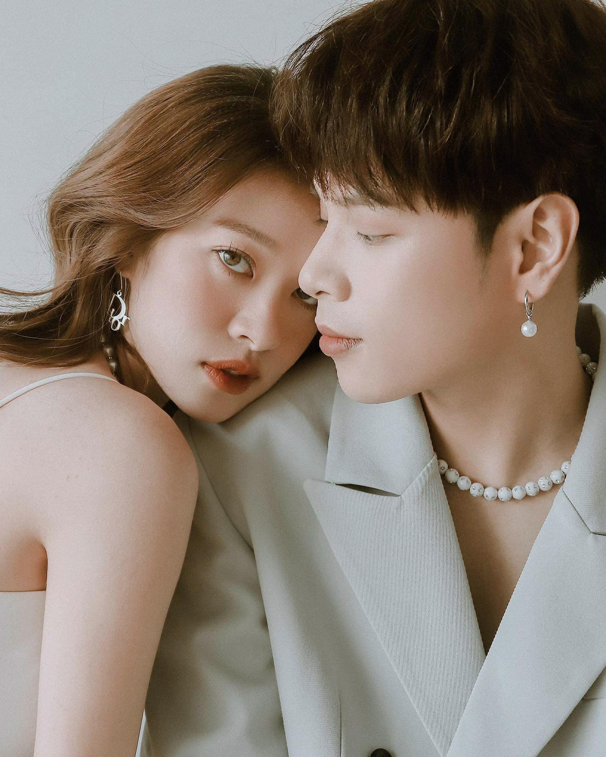 Được biết, cả hai đã tính toán đến chuyện tương lai nhưng họ không nghĩ em bé đã đến với mình sớm như thế. Thông tin này khiến người hâm mộ vô cùng vui mừng, thi nhau chúc phúc cho cặp đôi trai tài gái sắc.