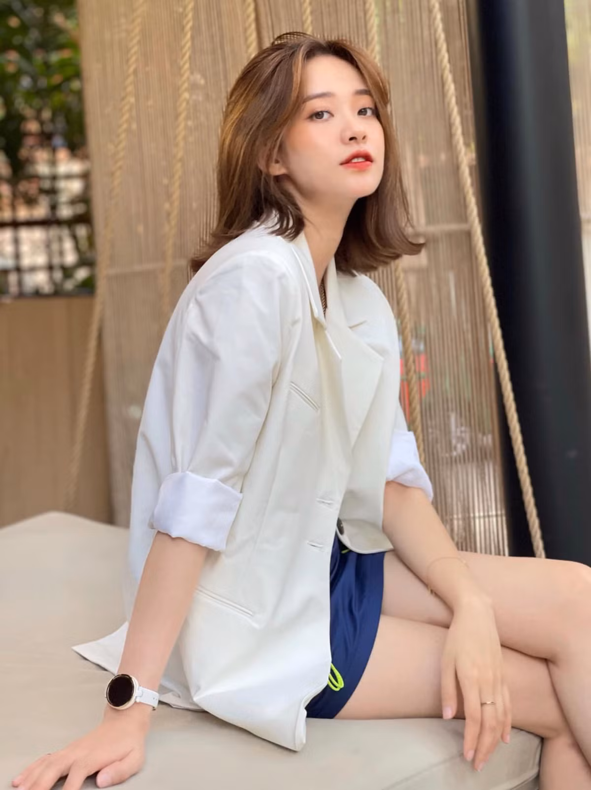 Hot girl Trương Hoàng Mai Anh thuộc diện có chiều cao khiêm tốn. Nhưng cứ nhìn cách cô nàng diện đồ, bạn sẽ thấy trông cao vời vợi.