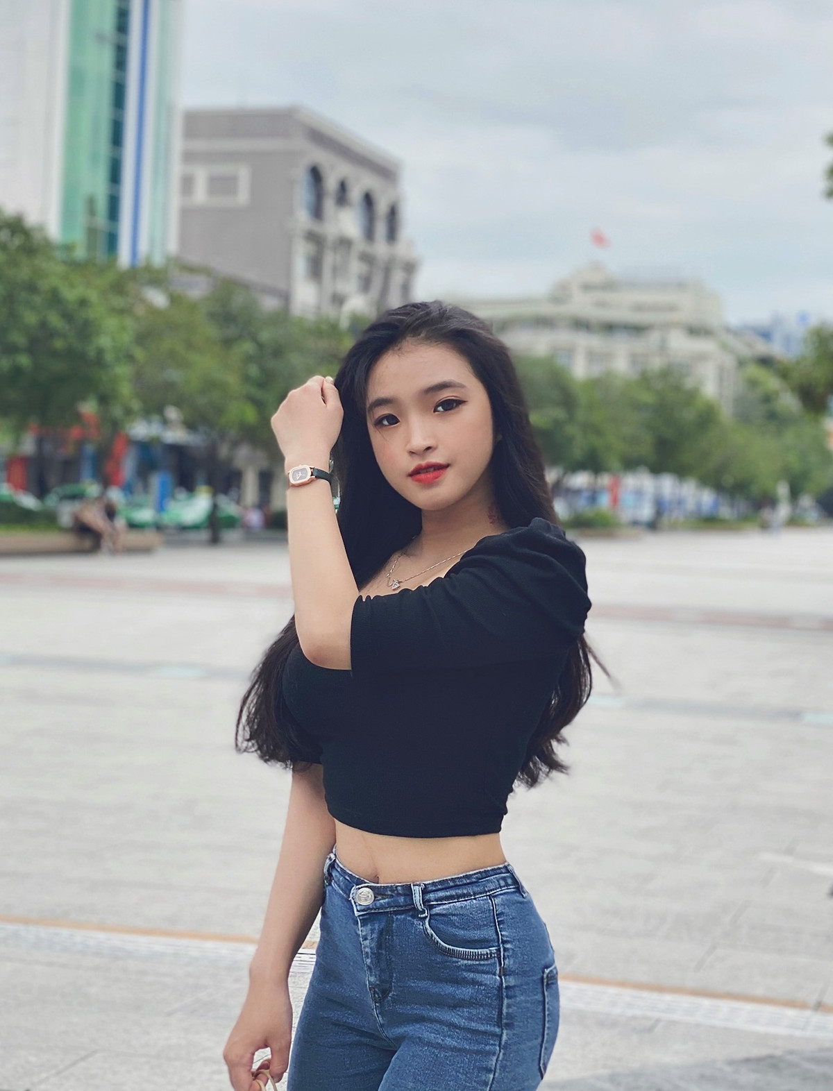 Tiết lộ bí quyết có body siêu thực, hot girl cho hay, cô thường xuyên đến phòng tập nhảy dance cũng như kết hợp chế độ ăn uống nghiêm ngặt.