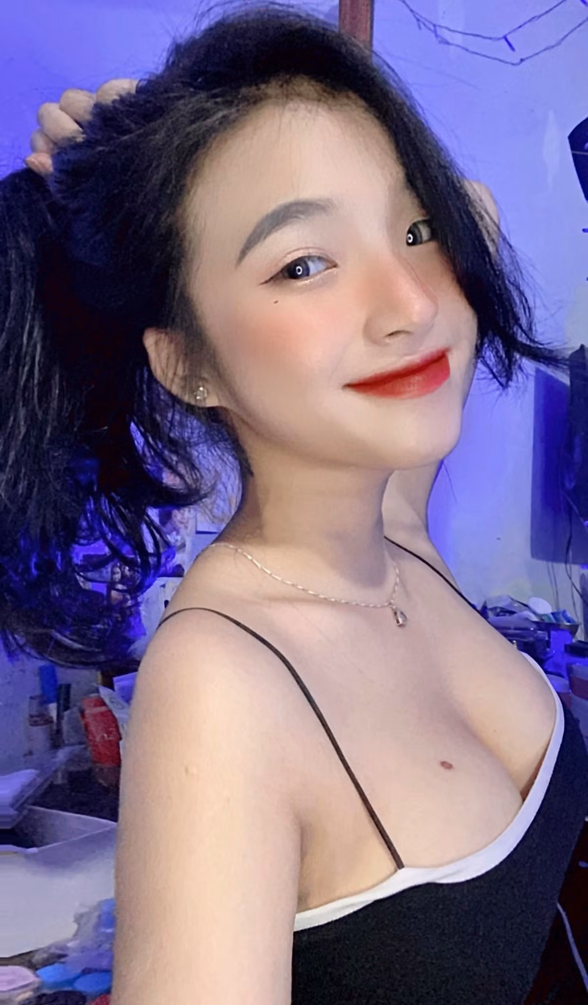 Nhiều người cho rằng, Bảo Trân có hướng đi xây dựng hình ảnh giống hot girl Sài thành Võ Ngọc Trân. Bởi lẽ, từ cách tạo dáng tới góc chụp hình khi khoe đường cong đều na ná giống nhau.