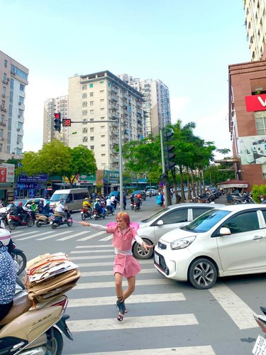 Hiện cậu bạn vẫn duy trì công việc bán hàng online của mình. Với cách "chửi thẳng mặt" hài hước nên mỗi lần livestream, tài khoản Facebook của Mèo Thoại lượt xem lại tăng đáng kể.