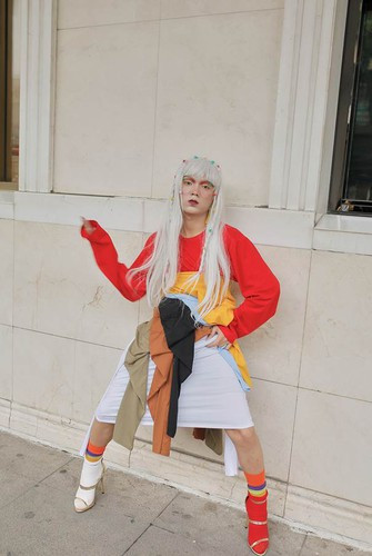 Với phong cách bán hàng không giống ai nên Văn Thoại đang trở thành tâm điểm chú ý của cư dân mạng xã hội mỗi khi livestream. Ảnh: Tổng hợp