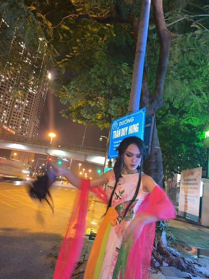 Hưởng ứng không khí Tết Trung Thu và sau khi Hà Nội giãn cách, hôm qua "thánh livestream" Phạm Văn Thoại cũng hóa thân thành "chị Hằng" đứng đường vẫy khách gây chú ý.