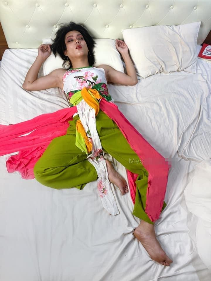 Bên cạnh đó, nhiều cư dân mạng còn chỉ trích việc Mèo Thoại ra đứng đường sau giãn cách nhưng lại không đeo khẩu trang.